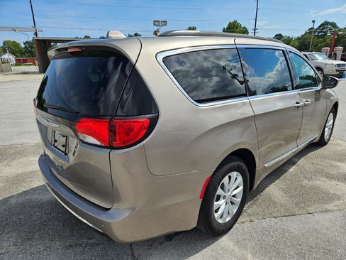 Used 2017 Chrysler Pacifica Touring-L FWD image 6