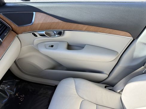 Certified 2022 Volvo XC90 T6 Momentum w/ Climate Package image 32