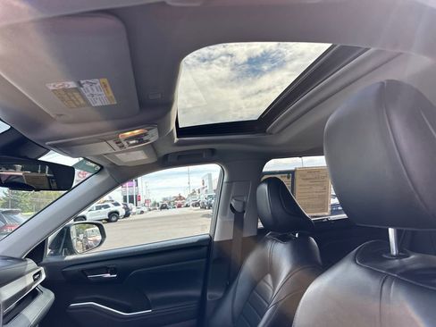 Used 2022 Toyota Highlander XLE image 26