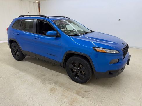 Used 2018 Jeep Cherokee Latitude w/ Altitude Package AWD/4WD image 7