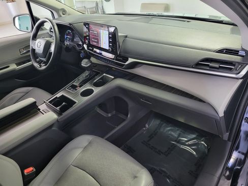Used 2021 Toyota Sienna Limited FWD image 15