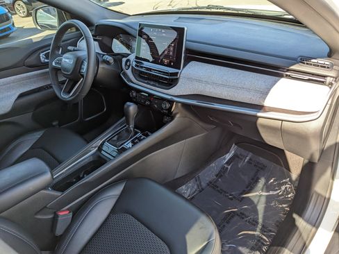 Used 2023 Jeep Compass Latitude image 16