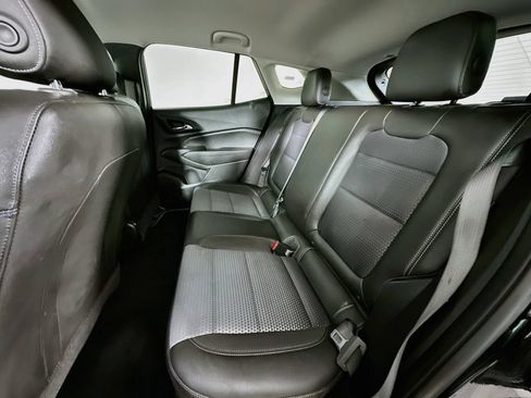 Used 2025 Chevrolet Trax LT w/ LT Convenience Package FWD image 4