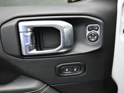 Used 2022 Jeep Wrangler Unlimited Sahara AWD/4WD image 6