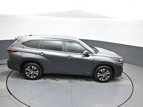 Used 2025 Toyota Highlander XLE AWD/4WD image 39