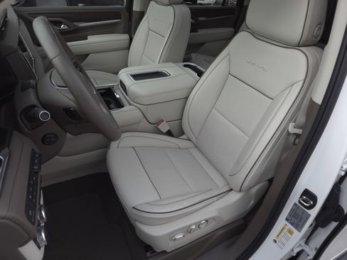 Used 2024 GMC Yukon XL Denali w/ Advanced Technology Package image 10