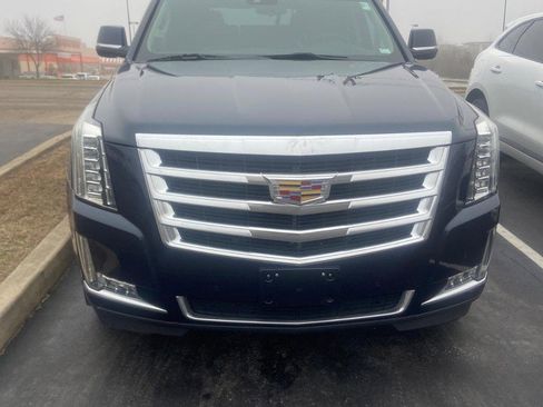 Used 2017 Cadillac Escalade Luxury image 2