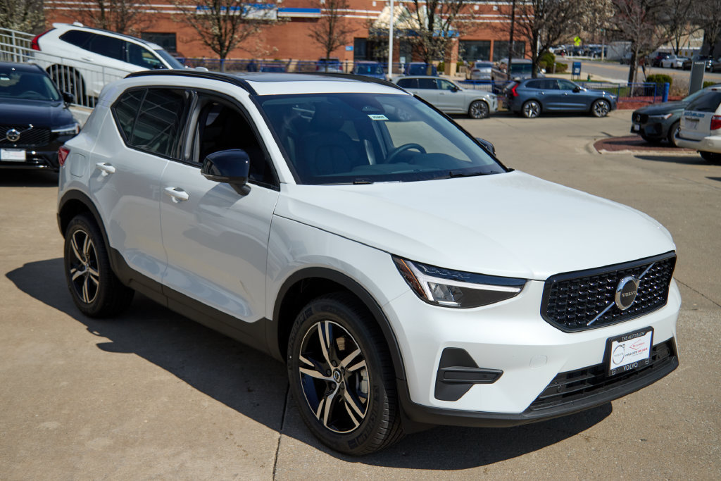 New 2026 Volvo XC40 B5 Core w/ Climate Package AWD/4WD image 4
