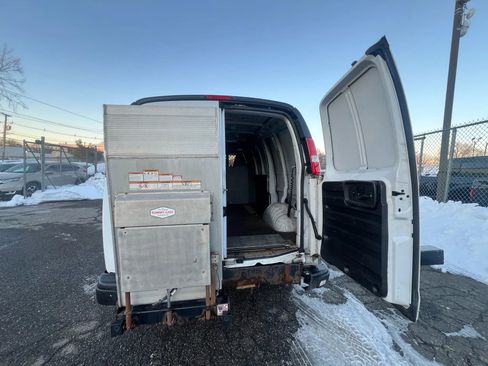 Used 2021 Chevrolet Express 3500 w/ Driver Convenience Package RWD image 9