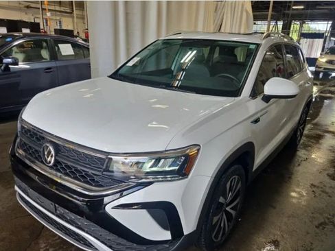 Used 2022 Volkswagen Taos SE image 1