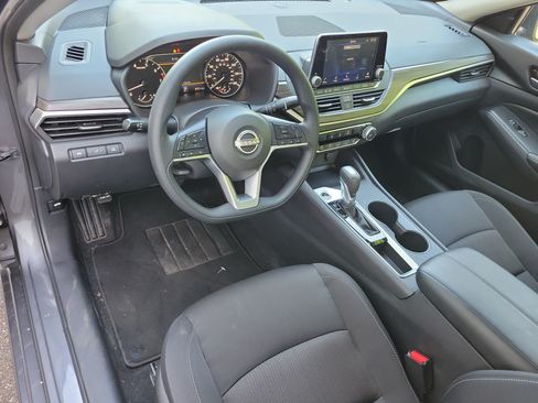 Used 2025 Nissan Altima 2.5 SV FWD image 8