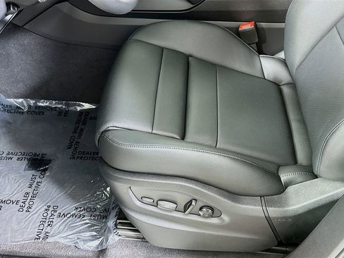 Certified 2025 Porsche Cayenne AWD/4WD image 22