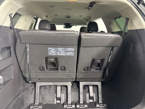 Used 2024 Kia Carnival EX image 23