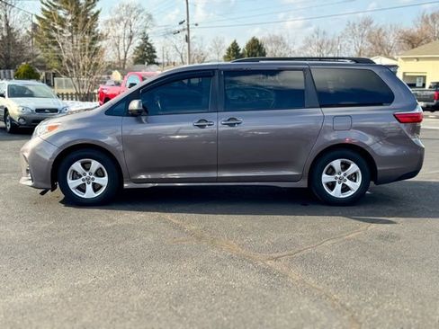 Used 2020 Toyota Sienna LE image 4