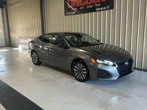 Used 2024 Nissan Altima 2.5 SV image 4