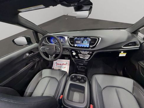 New 2026 Chrysler Voyager LX image 19