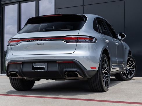 Certified 2025 Porsche Macan image 11