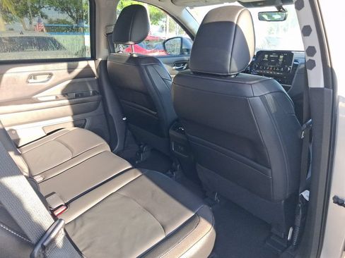 Used 2023 Nissan Pathfinder SL FWD image 19