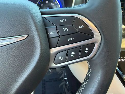 Used 2023 Chrysler Pacifica Touring-L FWD image 19