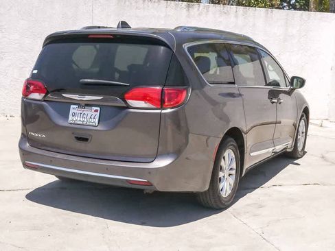 Used 2019 Chrysler Pacifica Touring-L FWD image 8