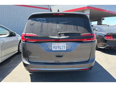 Used 2023 Chrysler Pacifica Touring-L FWD image 6