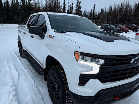 Used 2024 Chevrolet Silverado 1500 LT Trail Boss w/ Convenience Package II image 2