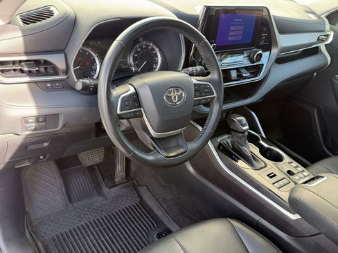 Used 2023 Toyota Highlander XLE AWD/4WD image 4