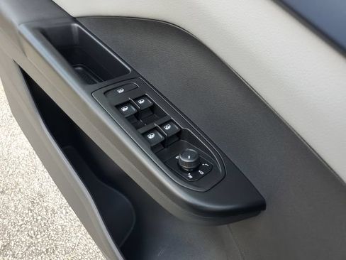 Used 2023 Volkswagen Taos SE w/ Panoramic Sunroof Package FWD image 36