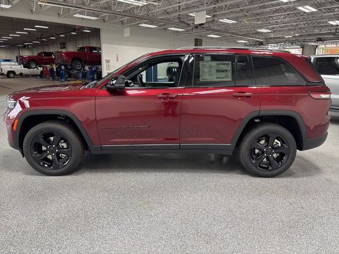 New 2025 Jeep Grand Cherokee Limited w/ Black Appearance Package image 4
