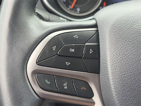 Used 2019 Jeep Cherokee Limited image 13