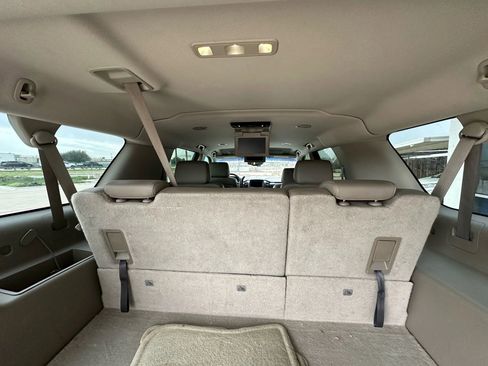 Used 2015 Chevrolet Suburban LT image 17