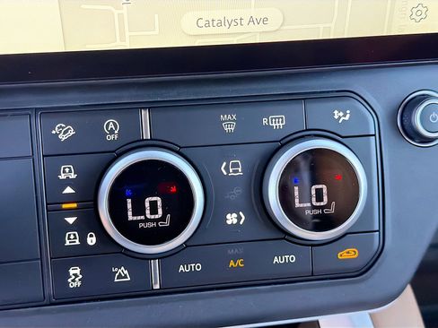 New 2026 Land Rover Defender 110 X-Dynamic SE image 34