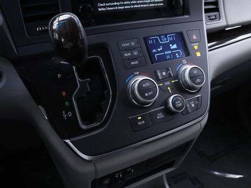 Used 2016 Toyota Sienna XLE image 6