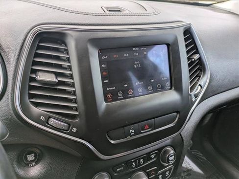 Used 2019 Jeep Cherokee Latitude Plus w/ Cold Weather Group AWD/4WD image 12