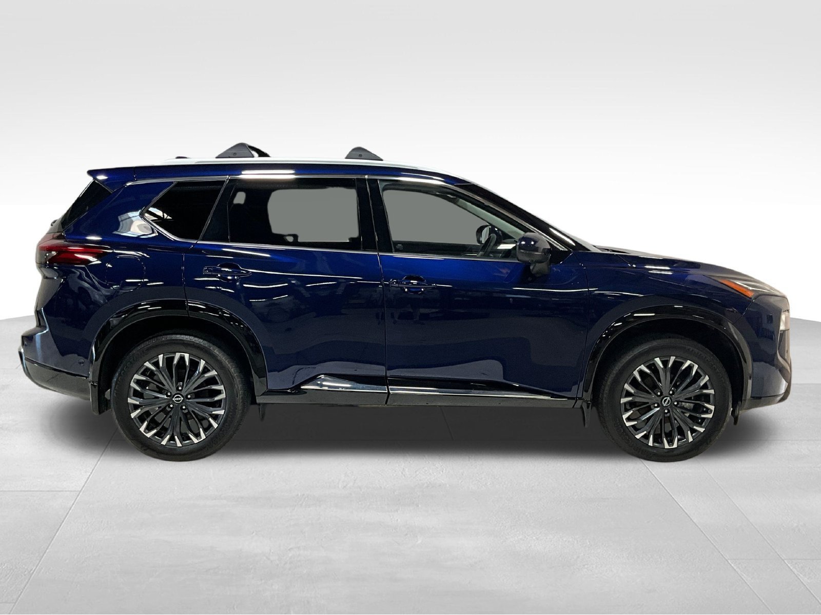 Used 2025 Nissan Rogue Platinum w/ Platinum Premium Package AWD/4WD image 4