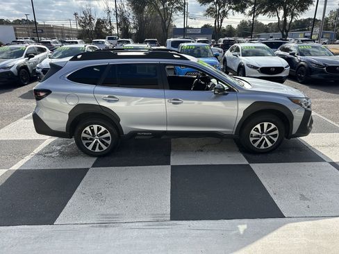 Used 2025 Subaru Outback Premium image 3
