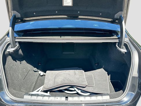 Used 2024 BMW 750e xDrive image 28