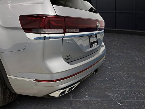 Used 2024 Volkswagen Atlas SEL Premium R-Line image 37