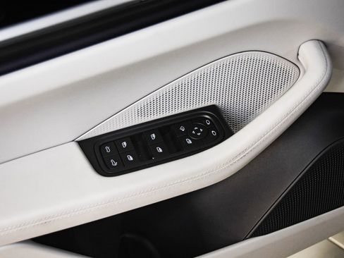 Certified 2025 Porsche Macan Electric image 22