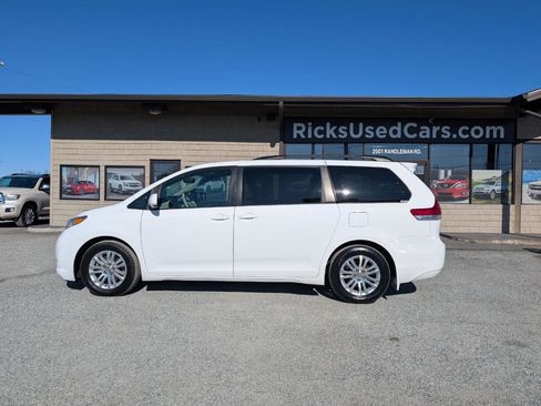 Used 2014 Toyota Sienna XLE image 11