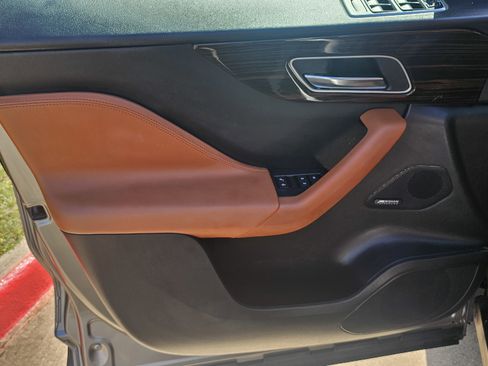 Used 2018 Jaguar F-PACE Portfolio image 28