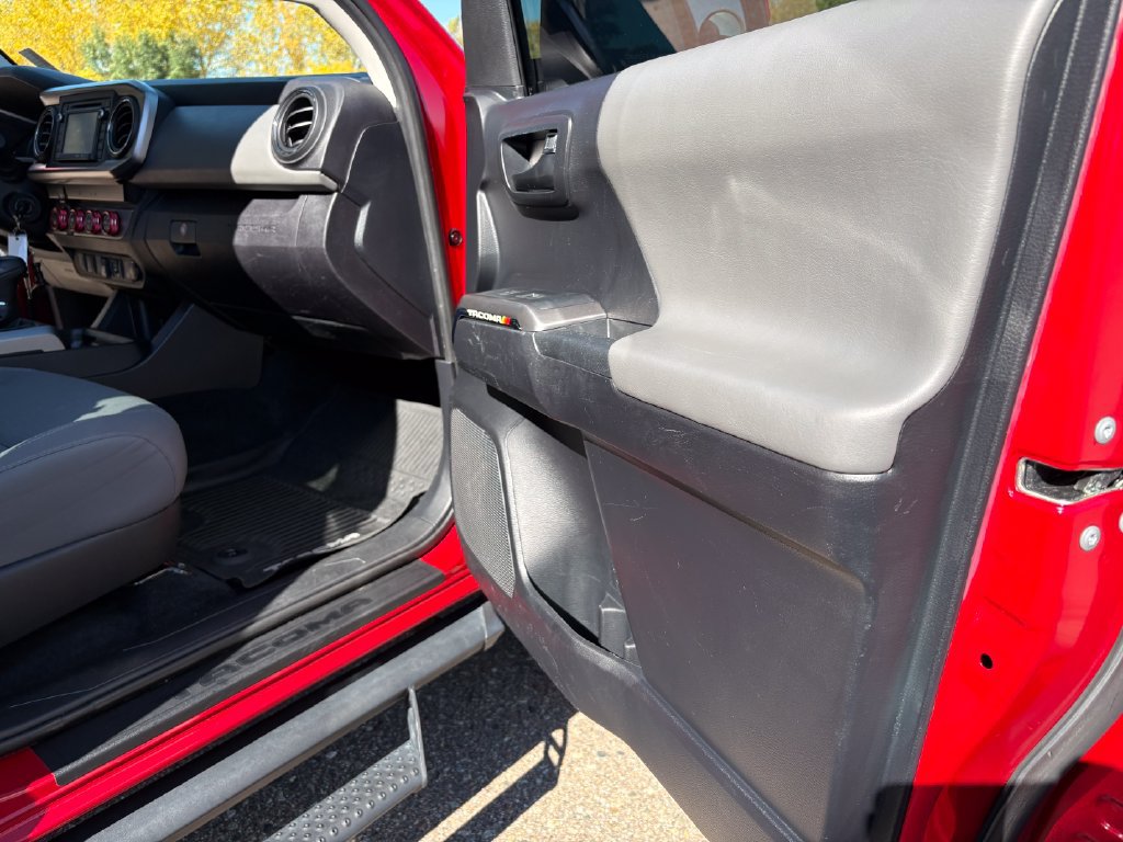 Used 2019 Toyota Tacoma SR5 AWD/4WD image 7
