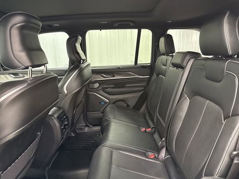 Used 2022 Jeep Grand Cherokee Overland w/ Luxury Tech Group IV AWD/4WD image 11