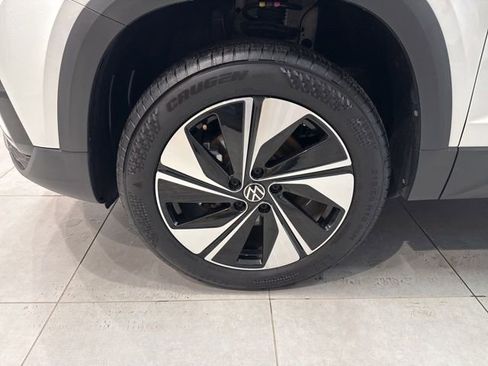 Used 2024 Volkswagen Taos SE image 11