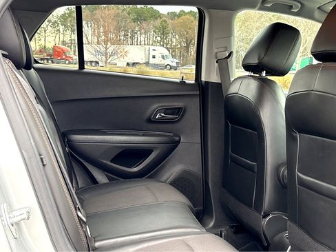 Used 2022 Chevrolet Trax LT w/ Driver Confidence Package image 9