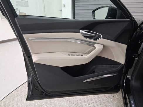 Used 2022 Audi e-tron Premium Plus image 20