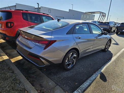 Used 2025 Hyundai Elantra Sport image 9