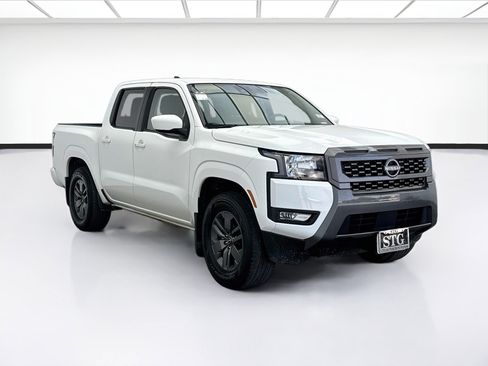 Used 2025 Nissan Frontier SV w/ SV Convenience Package RWD image 3