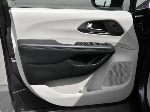 Used 2023 Chrysler Pacifica Touring-L FWD image 14