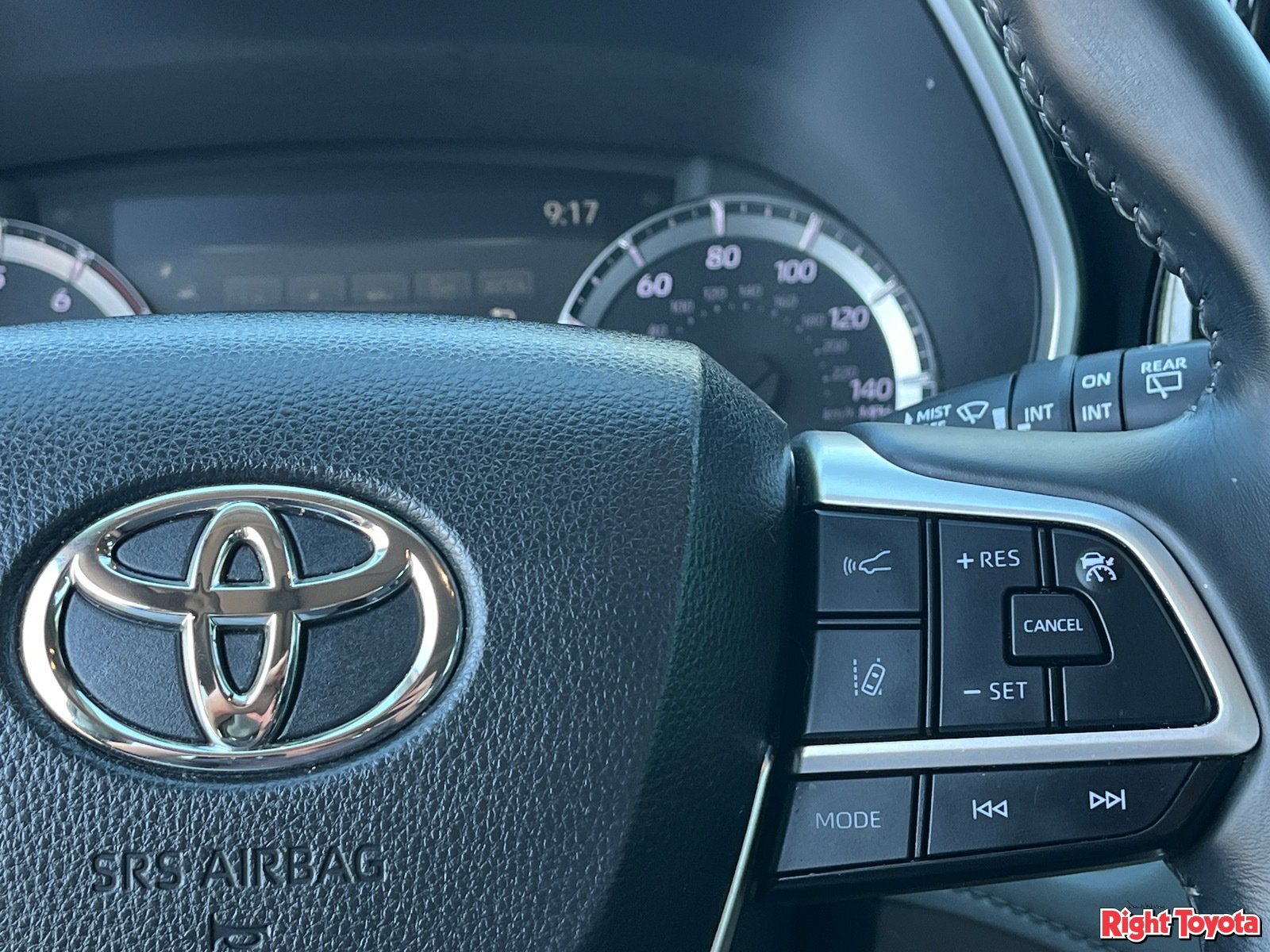 Used 2024 Toyota Highlander XLE AWD/4WD image 23